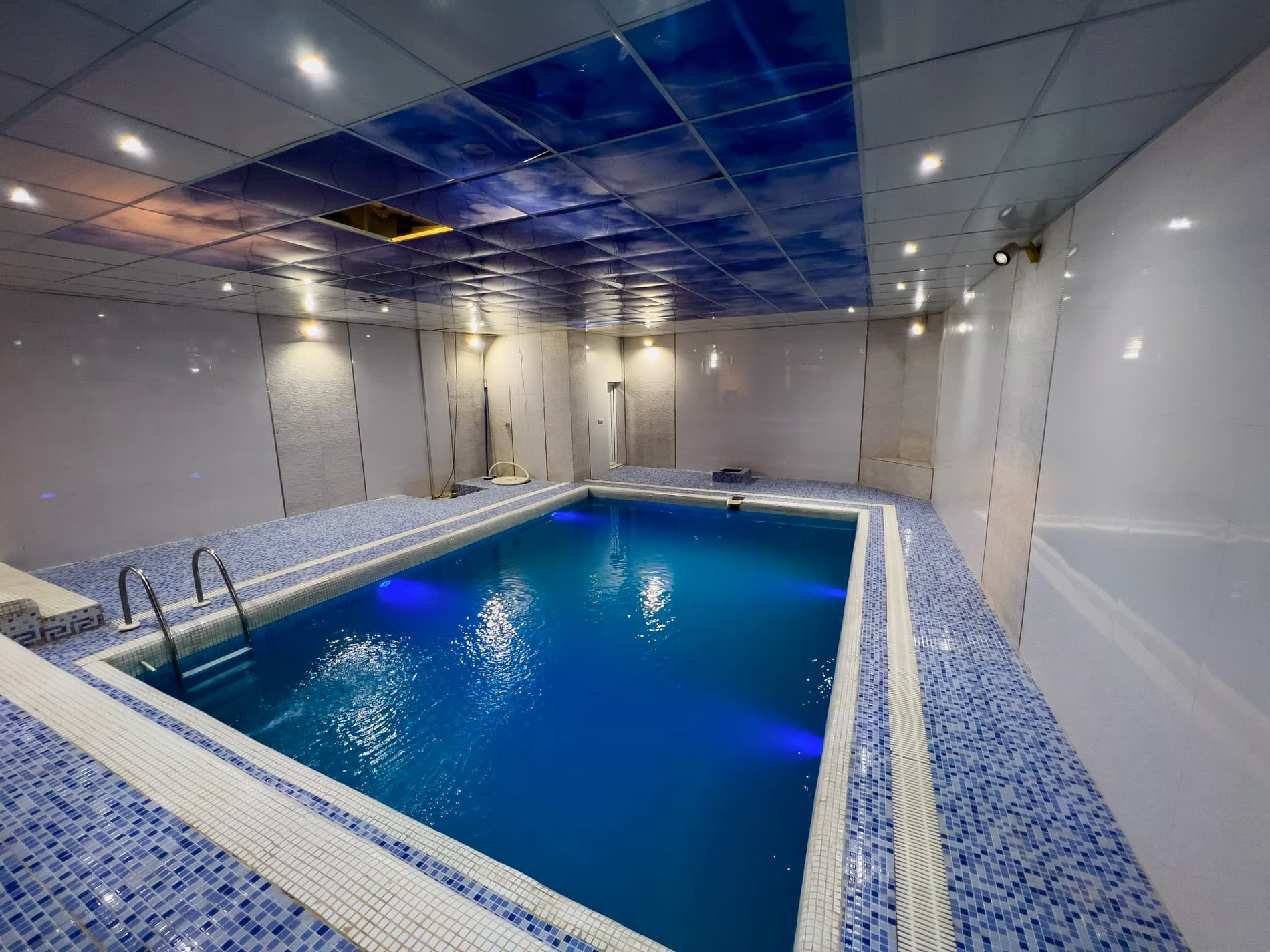 ویلا دوخوابه استخردار آبگرم پارس