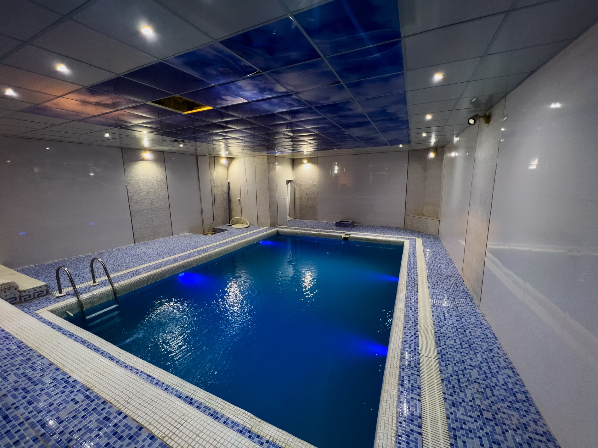 ویلا دوخوابه استخردار آبگرم پارس